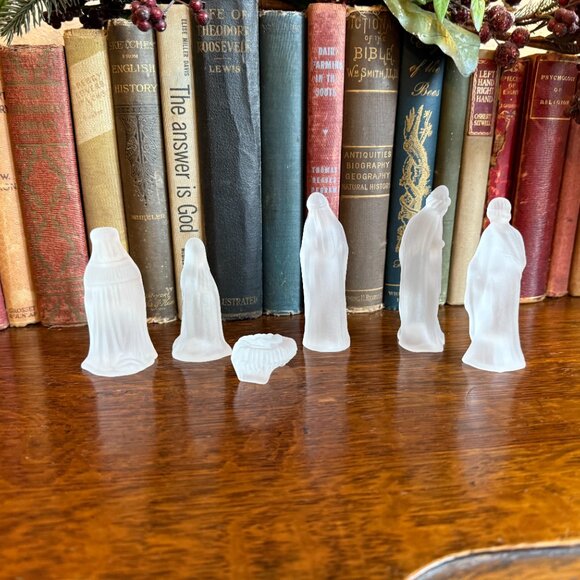 Vintage 6 Pc Satin Glass Miniature Nativity Set - Picture 7 of 9